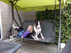 mexx op de schommelbank